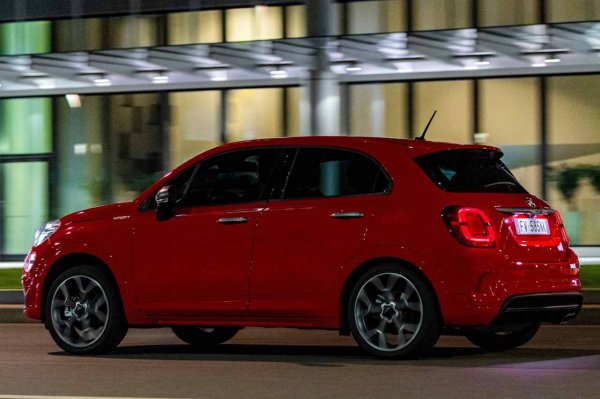 Завършваме списъка точно както го започнахме, с модел от италианската фирма, въпреки че в този случай това е Fiat 500X. Този малък SUV беше хит на Стария континент благодарение на приятелския си имидж и гамата си от ефективни двигатели. Той обаче беше твърде малък за американците и на местния пазар бяха продадени приблизително 10 пъти по-малко бройки, отколкото в Европа.