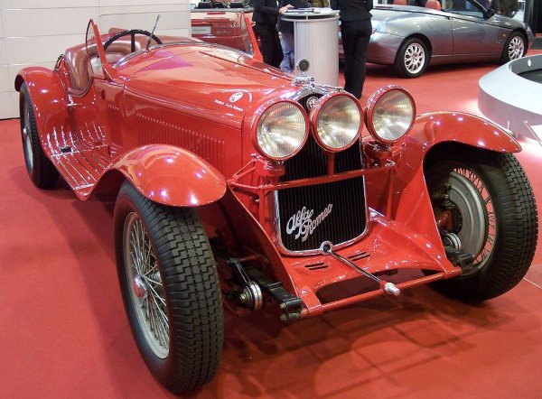Alfa Romeo 8C 2300 Spider Corsa  от 1932. През 1931 Виторио Яно, който вече е натрупал доста успехи за Alfa през 20-те, създава двигателя 8C, първоначално с работен обем 2.3 литра