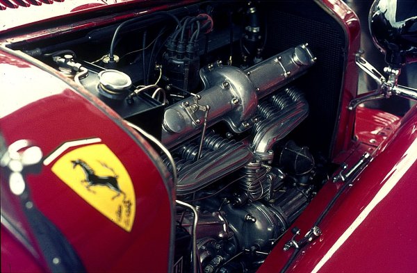 Двигателят на Яно, с два суперчарджъра тип Roots и карбуратори Weber