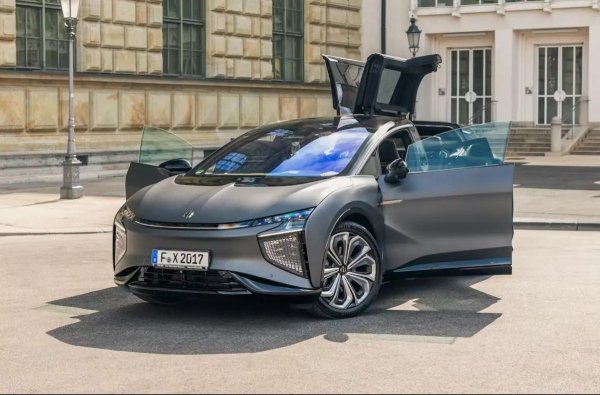 HiPhi е може би най-очевидният пример за това как една млада компания може да превърне автомобил в обект на модерно изкуство и научна фантастика едновременно. Марката, основана през 2017 от хора от големи автомобилни производители, не просто игнорира историята &ndash; тя се държи така, сякаш бъдещето, което видяхме във филмите, вече не е достатъчно. 