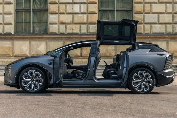 Нейният флагман кросоувър HiPhi X и седан HiPhi Z не изглеждат като превозни средства, а като космически совалки, паркирани на земна улица. Основната характеристика на HiPhi е &bdquo;дигиталният театър&ldquo;. Вместо обичайните врати, има сложни листа, които се отварят нагоре и настрани в най-странни комбинации, превръщайки обикновеното кацане в спектакъл. 