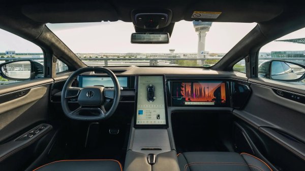 Но зад този визуален шок се крият сериозни технологии: програмируеми фарове, които могат да проектират навигационни съвети или емотикони за пешеходци върху асфалта, и интериор, в който броят на екраните и повърхностите за докосване е невероятен. Затова тази марка е подходяща за онези, които са готови да платят за ексклузивност, която е невъзможно да се получи от компании с вековно наследство.