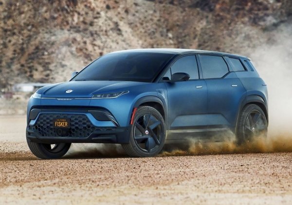 Историята на марката Fisker е драма за това как можеш да гориш и да се издигаш от пепелта няколко пъти, без да имаш зад гърба си съоръженията на гигантска компания. Основана от легендарния дизайнер Хенрик Фискер (автор на емблематичния Aston Martin DB9 и BMW Z8), компанията премина от фалит до триумфално завръщане с кросоувъра Ocean.