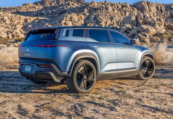 Философията на Фискер се основава на &bdquo;еко-лукс&ldquo;. Това е марка за тези, които искат да спасят планетата, без да се отказват от стила. Интериорът използва рециклирани рибарски мрежи и пластмаса от океана, а на покрива е инсталиран огромен соларен панел SolarSky, който може да зарежда батерията още по време на паркиране на плажа. 