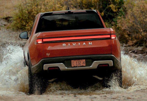 Rivian R1T не е просто машина, тя е манифест на &bdquo;новия номадизъм&ldquo;. Разпознаваемата му оптика с вертикални фарове веднага се превърна в икона на индустрията, съчетавайки приятелски джаджа и сериозен SUV. 