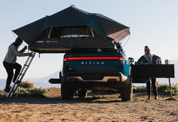 Но основната убийствена черта е Camp Kitchen. Пълноценна къмпинг кухня с индукционен котлон, мивка и комплект съдове оставя специален тунел отстрани на пикапа. Буквално можете да печете стекове в гората с батерията на машината. В резултат на това Rivian продава не просто кола, а начин на живот &ndash; естетиката на бягството от града в дивата природа.