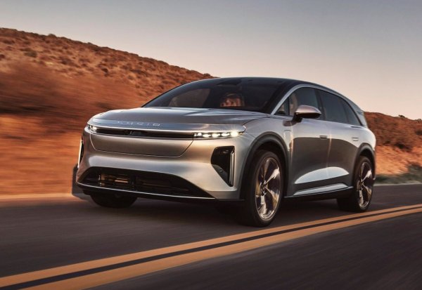 Lucid Motors заслужено се счита за &bdquo;S-клас&ldquo; в света на електричеството и представлява пряка заплаха за консервативния лукс. Компанията е основана през 2007 от бивши служители на Tesla, които решават да докажат, че електрическият автомобил може да бъде не просто бърз уред, а въплъщение на истински, почти космически комфорт.