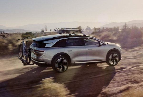 Техният флагман Lucid Air, пуснат през 2021, изглежда като опростена капсула от научнофантастичен филм: нисък силует, панорамен покрив тип пашкул, който се слива с предното стъкло, и изключително просторна кабина, която наричат &bdquo;дизайн отвътре навън&ldquo;.  С пробег от над 800 км с едно зареждане, Lucid ефективно е премахнал страха от изтощена батерия, превръщайки електрическия автомобил в пълноценен инструмент за трансконтинентални магистрални полети.