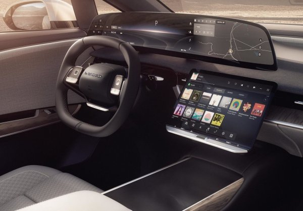 Философията на Lucid е &bdquo;Лукс 2.0.&ldquo;, като липсва бляскаво злато или прекалено декориране. Тук има футуристичен минимализъм и въздушно управление. И благодарение на изключително компактните електрически мотори (по собствен дизайн, които са много по-мощни и по-леки от конкурентите), интериорът на колата изглежда по-голям от самия себе си отвън. Така Lucid доказа с една машина, че нов играч не може просто да копира лидерите, а да им наложи собствените си правила на играта.