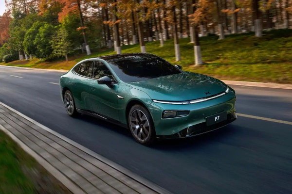 Китайската марка XPeng, основана през 2014, първоначално не е създадена като класически автомобилен производител, а като технологична компания, където софтуерът е по-важен от хардуера. Това е нещо ново в света на автомобилите, като то не се колебае да нарича моделите си интелигентни роботи. И макар XPeng да няма десетилетия тестове на състезателни писти, има армия от програмисти, които са превърнали P7 седана и флагманския G9 кросоувър в най-напредналите джаджи на съвременните пътища.