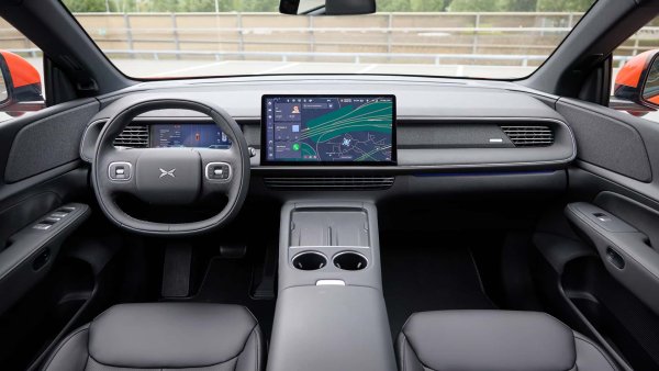 Философията на марката е изградена около пълна дигитализация и автономия. Докато ветераните в индустрията предпазливо въвеждат асистенти за паркиране, XPeng вече е в пълна експлоатация на системата NGP (Navigation Guided Pilot), която може да управлява автомобил през хаоса на азиатските мегаполиси почти без човешка намеса. 