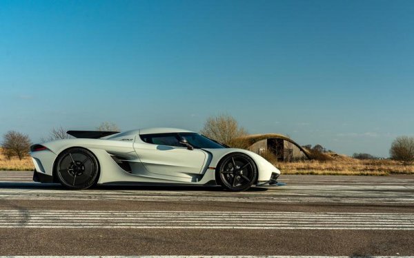 Името Jesko Absolut от Koenigsegg може да звучи по-скоро като бутикова водка, отколкото като хиперкола, но не подлагайте под съмнение възможностите на този автомобил, който разви невероятните 490 км/ч. Това става възможно благодарение на високите технологии, използвани при 5,0-литровия V8 двигател с 2 турбини. Той може да се похвали с най-лекия колянов вал, като доставя 1300 к.с. при използване на стандартно гориво и 1622 к.с. с Е85.

Jesko Absolut обаче е много повече от пълна мощност, тъй като Koenigsegg е усъвършенствал формата, за да има коефициент на съпротивление от само 0,278 Cd. Освен това притискателната сила на автомобила е 1400 кг.