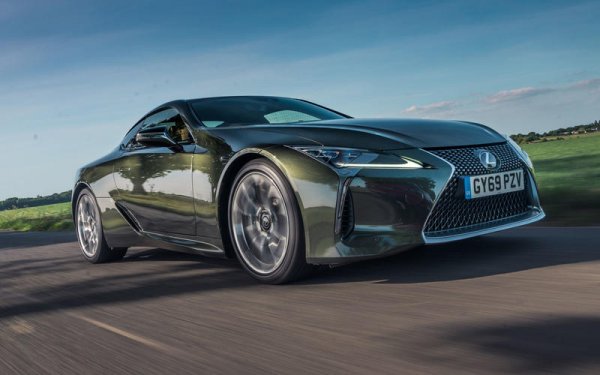 Този автомобил очарова не само със скорост, но и със стил, въпреки че може вероятно на някой тези 270 км/ч ще им се торят малко. Все пак той е алтернатива на Porsche 911, като се задвижва от атмосферен 5,0-литров V8, който се развърта до близо 9000 об/мин и е съчетан с 10-степенна автоматична скоростна кутия. Купето се изстрелва от 0 до 100 км/ч за 4,7 секунди.