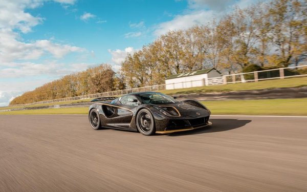 Автомобилите на Lotus обикновено са фокусирани върху съвършеното управление и ниското тегло, а не върху високата скорост. Няма обаче нищо случайно в това, че Evija вдига над 320 км/ч, тъй като това е електромобил, задвижван от 4 мотора, които генерират 2000 к.с. Освен това, колата е и много лека, като тежи 1680 кг.