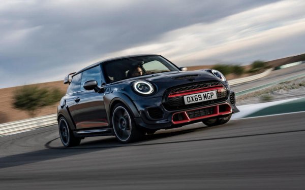 GP-версията на Mini John Cooper Works се утвърждава като най-бързия модел на британската марка още при първата си поява през 2006 година. Сега на пазара е версията с 2,0-литров турбомотор с 306 к.с., която превръща Mini JCW GP в реална заплаха на Honda Civic Type R и Renault Megane RS 300 Trophy. Хечбекът запазва предното си предаване, като има 8-степенна автоматична скоростна кутия и ускорява от 0 до 100 км/ч за 5,2 секунди.