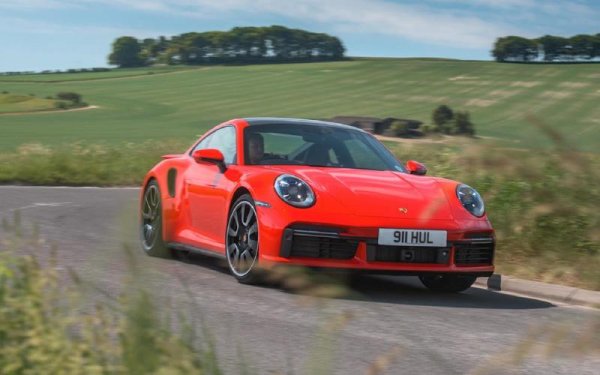 Моделът 911 Turbo S е най-бързият автомобил от гамата на Porsche. В настоящия си вид той вдига 330 км/ч, като ускорява от 0 до 100 км/ч за 2,7 секунди, когато използвате пакета Sport Chrono. Монтираният отзад двигател с обем 3,7 литра развива 650 к.с. , като има и версия кабриолет със същата максимална скорост. При нея ускорение от 0 до 100 км/ч е с 0,1 секунди по-бавно.