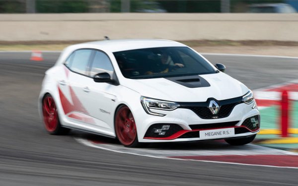 Renault Megane R.S Trophy-R 300 не е най-бързият хот- хеч, който може да се купи, но е най-бързото Renault на пазара. Той ускорява от 0 до 100 км/ч за 5,6 секунди, като по този показател е сред най-добрите в сегмента. По-високата скорост се постига благодарение на по-ниското тегло на хечбека.