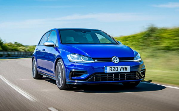 Volkswagen Golf GTI Clubsport може да звучи по-екзотично от категорично озаглавеното R, но последното е най-бързото от сегашната гама на VW. Той вдига колкото и Clubsport, но ускорява от 0 до 100 км/ч за 4,7 секунди (5,6 при Clubsport). Хечбекът привлича интерес и със система за задвижване на четирите колела, както и с 2,0-литровия си турбодвигател с 320 к.с. Може д добавите изпускателна система Akropovic, който не добавя повече мощност, но спестява 7 кг и намалява вредните емисии.