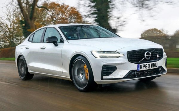 Volvo заложи максимално на S60 T8 Polestar, чийто 2,0-литров бензинов двигател с турбокомпресор е комбинират с електромотор. Така се постига максимална мощност от 404 к.с., като с нея седанът и трябвало да се конкурира с модели като BMW M3. 

Във Volvo обаче решиха да ограничат максималната скорост на всички свои модели на 180 км/ч. Все пак S60 T8 Polestar е поставен на първо място, тъй като вдига 100 км/ч от място за 4,2 секунди.