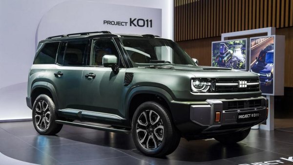 Geely представи европейската версия на хибридния кросоувър Monjaro EM-i, но доста повече внимание привлече този прототип, наречен Project KO11 - истински корав офроудър от старата школа, който се цели в клиентелата на  Ineos Grenadier, Mercedes G-Class и Toyota Land Cruiser.


