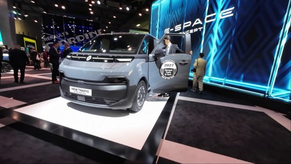 Новият електрически Trafic e-tech, който се появи съвсем наскоро и вече успя да спечели наградата за ван на годината за 2027 година. Французите настояват, че това е първият "софтуерно дефиниран" автомобил в лекотоварния сегмент в Европа, с пълна интеграция на изкуствен интелект и услуги от Google. 

