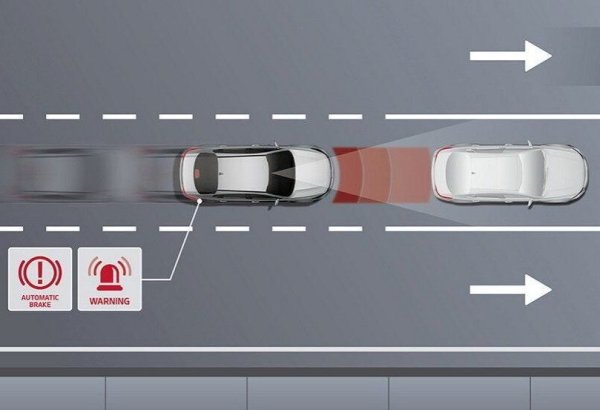Един от най-важните моменти, за които много шофьори не знаят, е системата за аварийно спиране. Съвременните автомобили са оборудвани със сензори и камери, които могат да следят ситуацията в трафика пред тях. Ако сензорите засекат остро препятствие, колата автоматично започва да спира, ако шофьорът няма време да реагира. Тази технология е спасила повече от един живот, и дори да сте уверени в шофьорските си умения, системата може да бъде вашата невидима предпазна мрежа.