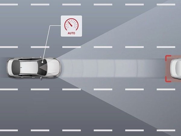 Самият круиз-контрол отдавна е позната функция за много шофьори. Въпреки това, адаптивният круиз-контрол издига тази технология на следващо ниво. Системата не само поддържа зададената скорост, но и следи движението на превозните средства отпред, автоматично регулирайки скоростта, за да поддържа безопасна дистанция. Можете да карате по магистралата спокойно, без да се притеснявате постоянно да регулирате скоростта &ndash; колата ще го направи вместо вас.
