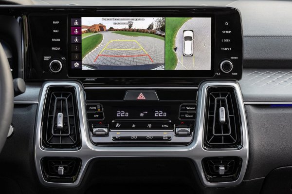 Благодарение на системата от камери, инсталирани по периметъра на автомобила, много съвременни модели могат да дадат на водача възможност да види всичко, което се случва около автомобила. Такава система се нарича &bdquo;всестранен изглед&rsquo;&rsquo;. Екранът показва изображение отгоре, сякаш камерата е разположена точно над колата. Това е особено полезно при паркиране в тесни пространства или при ограничена видимост. Сега винаги ще знаеш какво се случва зад и отстрани, дори и да е извън полезрението ти.