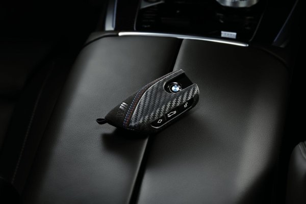 Много автомобили днес позволяват ключът за запалване да бъде програмиран така, че да ограничи определени функции на автомобила. Тази функция може да бъде полезна, ако например вашият тийнейджър току-що е получил шофьорска книжка. Програмируем клавиш може да ограничи максималната скорост, силата на звука на аудиосистемата и дори да блокира някои функции. Това помага за осигуряване на безопасност на пътя и дава увереност на родителите, че детето няма да поема рискове.