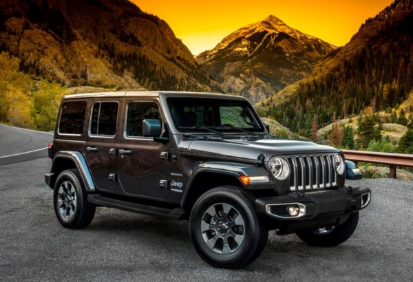 Любимецът на феновете на офроуда може да отиде там, където другите превозни средства нямат шанс. Предлага се с 2 или 4 врати, като има възможност за премахване на вратите и покрива. Всъдеходът спечели награда за най-добра стойност при препродажба и награда за 5-годишна цена за притежаване, подчертавайки добрата стойност на Wrangler. Това беше и един от 10-те най-забавни джипове за 2021 г. и една от 10-те най-готини коли под 30 000 долара за 2021 г.