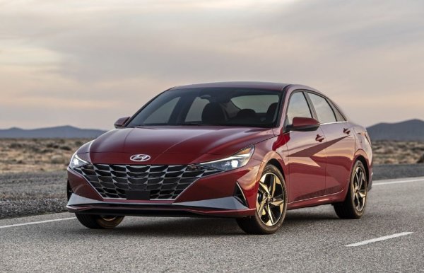 Просторният седан се предлага с бензинови и хибридни двигатели. Фокусираната към производителността Elantra N беше обявена за една от 10-те най-готини коли под 30 000 долара за 2021 г. Хибридът влезе в списъка с 10-те най-добри хибридни коли под 30 000 долара. Elantra беше също така една от 10-те най-добри коли за пътуване през 2021 г., един от 10-те най-добри седана под 30 000 и спечели както наградите за най-добра покупка, както и за 5-годишна цена за притежаване.