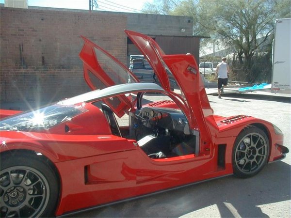 В случая клиентът има избор, тъй като може да купи комплект и да го сглоби сам или да повери това на компанията-производител и съответно да купи готова суперкола. Изборът на задвижващата система е на купувачите, като за един от тях е известно, че са поръчали двигател BMW S85 V10 за своя автомобил. При него мощността достига 650 к.с., което е забележително постижение на фона на факта, че самата кола тежи едва 1130 кг.