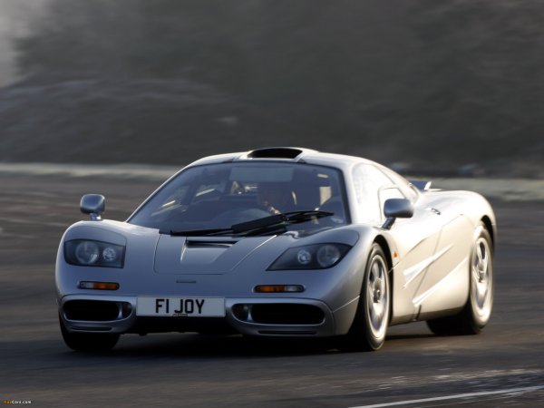 Построена под ръководството на легендарния Гордън Мъри, суперколата McLaren F1 с двигател BMW V12 (6,1-литров, 550-627 к.с.) успя да развие 355 км/ч. До 2005 г. това беше най-бързият сериен автомобил в света, преди Koenigsegg CCR да му отнеме титлата, ускорявайки до 387 км/ч. Въпреки това McLaren F1 остава един от най-великите автомобил в историята и цената му само расте.
