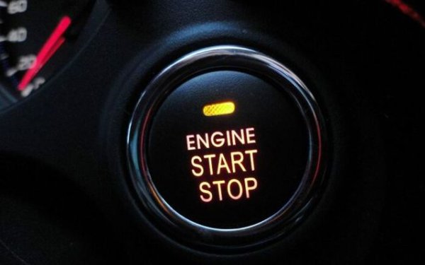 Всеки шофьор, управляващ кола с автоматична скоростна кутия и със т.нар. "старт-стоп система", поне е чувал, че режимът "старт-стоп" претоварва акумулатора и стартера. Ето защо шофьорите по правило не харесват тази функция. Въпреки това "старт-стоп системата" е в състояние да предпази трансмисията от прегряване. Защо? Защото неработещ двигател не генерира топлина!