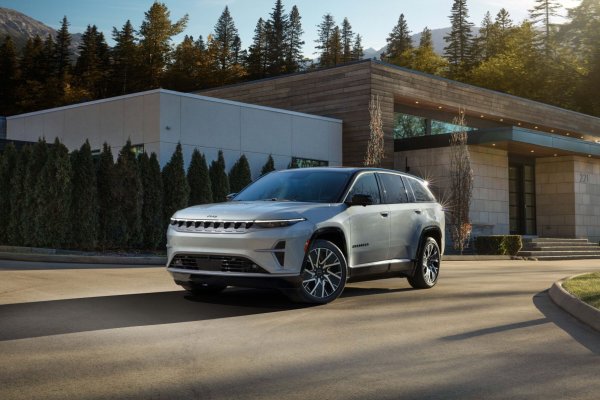 Първият изцяло електрически модел Jeep в Щатите се провали през първата година след началото на продажбите. А през 2026 марката очаква по-нататъшен спад в интереса към екологично чистия Wagoneer S. В същото време моделът има доста конкурентна начална цена от 65 000 долара и характеристики на нивото на конкурентите &ndash; 500 конски сили и пробег около 480 км.