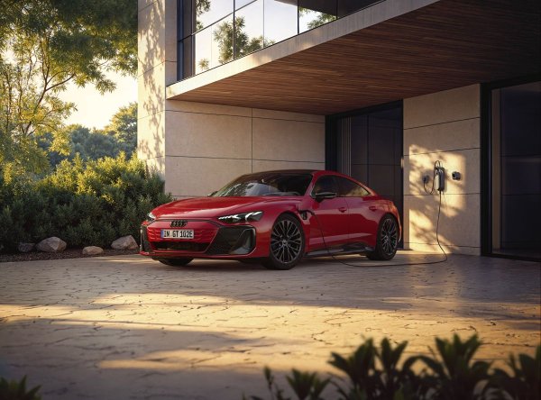 Електрическият седан Audi E-Tron GT, роднина на Porsche Taycan, не е особено успешен в САЩ скъп модел с мощност 679 конски сили ускорява до сто за 4 секунди и струва малко под 130 000 долара. Има по-мощни и по-скъпи версии с буквите RS в името. Моделът се продава в САЩ от 2021 и преди няколко години премина през планиран фейслифт.