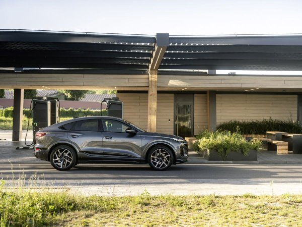 В Подобна ситуация се намила и по-големият кросоувър Audi Q6 Sportback E-Tron. Само 9 души са купили такъв в САЩ през първото тримесечие на тази година. Проблемът се задълбочава от факта, че  германски SUV с капацитет от 462 конски сили ще струва 68 300 долара, а по-мощен и пъргав 650-конски електрически автомобил Hyundai Ioniq 5 N, също със задвижване всички колела, струва с 6000 долара по-малко.