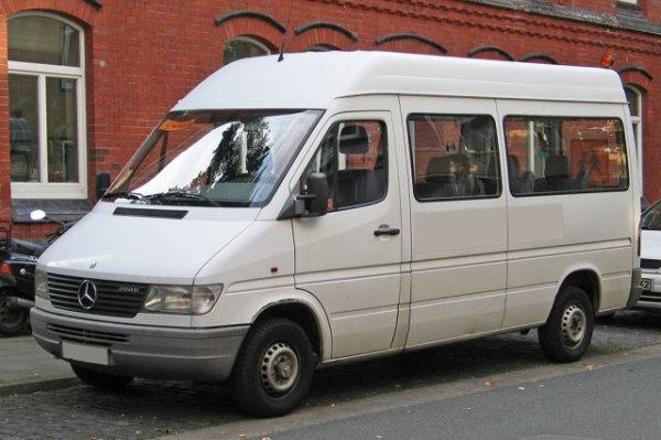 Въпросът да включваме или не вановете в тази класация е доста спорен. Но понеже и при някои леки автомобили има товарни версии, които статистиката на МВР не отделя по никакъв начин, решихме, че най-честно ще е просто да включим всички, които според Пътна полиция се водят М1 или N1 категория. На Sprinter се пада честта да е най-продаваният ван втора ръка у нас през 2021. 
