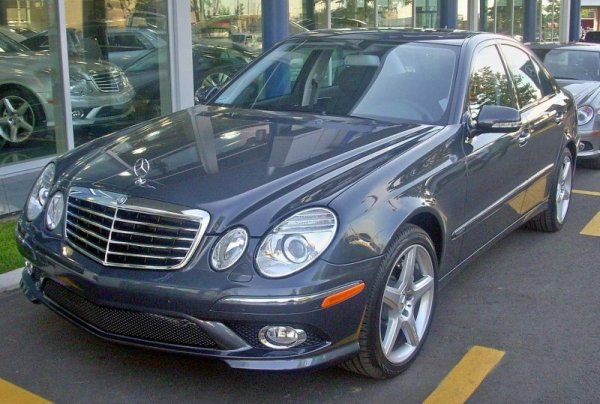 Mercedes печели надпреварата с BMW и Audi при представителните седани, въпреки че е дискусионно колко представителност е останала при някои от тези автомобили. Продължава да има внос включително и на първото поколение от средата на 90-те години. 
