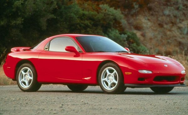 80-те години бяха времето, когато японските марки окончателно скъсаха с репутацията на евтини имитатори и започнаха да създават авторски, много внимателно обмислени автомобили. Затова те имат място във всяка автомобилна колекция. А леката RX-7 с двойно турбо е от най-съблазнителните образци. Тя е бърза, пъргава, изглежда добре и цената й вече тръгна нагоре. Разбира се, имайте едно наум за роторния двигател, който се нуждае от внимателна и не евтина поддръжка. И не е твърде икономичен, меко казано.
