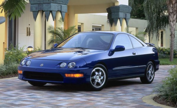 Независимо дали ще я намерите с логото на Honda, или на дъщерната марка Acura, тази спортна версия на Integra e много адекватно предложение. За съжаление по-мощната Integra Type R вече струва колкото Porsche, от порядъка на 50-80 хиляди долара. Но GS-R има само с 25 конски по-малко от нея, а струва десет пъти по-малко. 1.8-литровият VTEC с удоволствие се развърта до 8000 об/мин. Проблем е само да намерите кола, която не е била тунингована. 
