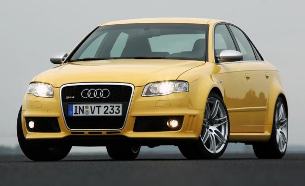 Тук цените не са особено ниски: добре запазена версия на RS4 от поколението В7 e минимум 30 000 долара. Но за тези пари ще получите сравнително съвременна спортна кола с луксозен салон, задвижване на четирите колела и V8 с 420 конски сили. И истинска ръчна скоростна кутия. 
