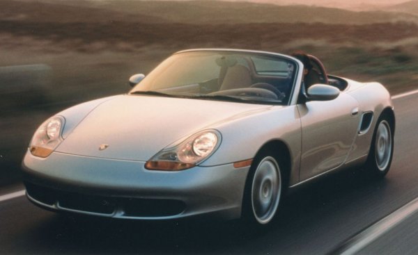 Външният вид на ранния Boxster предизвиква доста полярни оценки. Но независимо дали я намирате за красива, или не, версията Boxster S дава много в замяна на парите ви. 3.2-литровият двигател развива 250 конски сили и се погажда чудесно с 6-степенната ръчна трансмисия. Тук инвестиционният потенциал не е като при 911, но периодът на обезценка отмина и това означава, че 10 000 долара, броени за такава кола днес, ще ви донесат поне същата сума след няколко години. И доста приятни мигове дотогава. 
