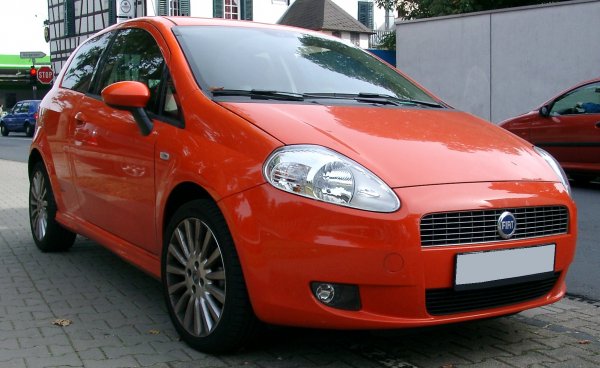 Той беше един от най-продаваните модели в Европа. Първото поколение Fiat Punto пристигна през 1993 г., а последното беше лансирано през 2005 г., като сподели платформата с Opel Corsa. Моделът на два пъти беше обновяван - през 2009 и 2012 г., но остарява много по-бързо от конкурентите си.
