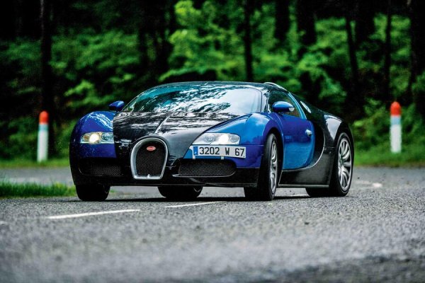 При пускането си на пазара Veyron беше най-бързият и най-мощен серийно произвеждан автомобил в света. Основните му характеристики все още звучат като измислица от някаква фантастична анимационна машина – 8,0-литров W16 двигател, четири турбокомпресора, 1479 к.с., 430 км/ч и цена над 2, милиона евро.

А разработката му струваше над 1 милиард евро, което означаваше, че всички 450 екземпляра бяха продадени на загуба за Volkswagen Group.
