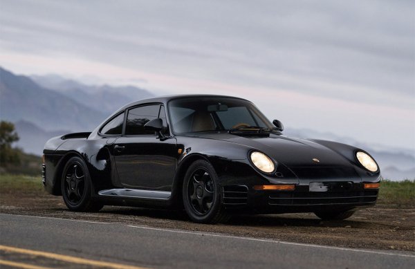 Първият, макар и не съвсем сериен автомобил на Porsche, който преминава границата от 200 мили в час (321 км/ч) е 959. Той излиза през 1986 г., като показва какво трябва да се очаква на пътя от кола с двойно турбо. Версията 959 S, както и още по-рядката Komfort са оборудвани с 2,8-литров "боксер" с 507 к.с.