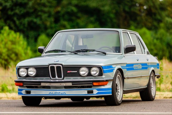 Преди невероятно бързото B10, за което стана дума, Alpina поставя същия 3,4-литров двигател на B7. По това време компанията се занимава с принудителна индукция на моторите, като успява да измъкне 325 к.с. от този агрегат. Скоростта от 267 км/ч може да не изглежда толкова впечатляващо, но трябва да се отбележи, че използваното за основа 7-Series е един много тежък автомобил - 1899 кг. За 2 години Alpina произвежда 209 бройки от този модел.