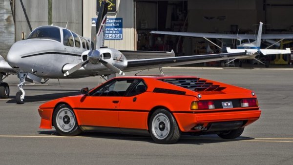 BMW M1 е първият автомобил на баварски производител, който носи марката &bdquo;M&ldquo;, като същевременно е и първият опит на марката за създаване на кола със средно разположен двигател. Разработката на M1 среща проблеми, тъй като дизайнът на Giugaro, каросерията от фибростъкло се прави в Торино, а окончателното сглобяване на автомобила се извършва в Мюнхен.

Предвидено е създаването на спортна версия M1s, за да може моделът да отговаря на изискванията за хомологация на Световната автомобилна федерация (FIA), като тя трябва да бъде от 400 автомобила. Тя обаче е отменена. Въпреки нервното си поведение на пътя M1 си остава страхотна кола, оборудвана с 3,5-литров редови мотор с 6 цилиндъра, развиващ 273 к.с.