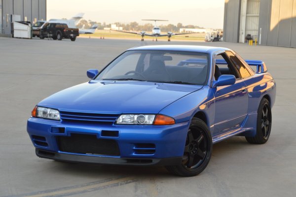 На хартия Skyline GT-R на Nissan не е най-бързият автомобил, нито може да се похвали с най-мощния двигател, но е факт, че неговите технически спецификации са силно подценявани. Това се дължи на факта, че японските производители приемат общо решение да не произвеждат автомобили с мощност над 280 к.с. Разбира се, то често е нарушавано, като независими проверки установяват, че мощността на Skyline GT-R често е над 320 к.с.

Каквито и да се реалните цифри, малко коли от 80-те години могат да се сравняват с GT-R. Той вдига 100 км/ч от място за 5,8 секунди и развива над 240 км/ч. А само с малки промени по софтуера фабричният двигател Nissan RB26DETT лесно може да удвои мощността си.