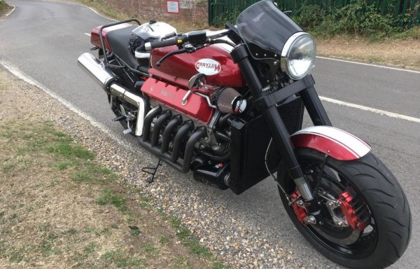 Освен че се фокусира върху външния вид, Милярд гарантира, че неговото 600-килограмово творение е годно за каране и изключително бързо.
През 2023 г. Милярд чупи два рекорда за скорост на UK Timing Association (UK&ITA), като достигна 295,31 км/ч с пътник, след като преди това отчете 333 км/ч, докато кара сам мотора.
